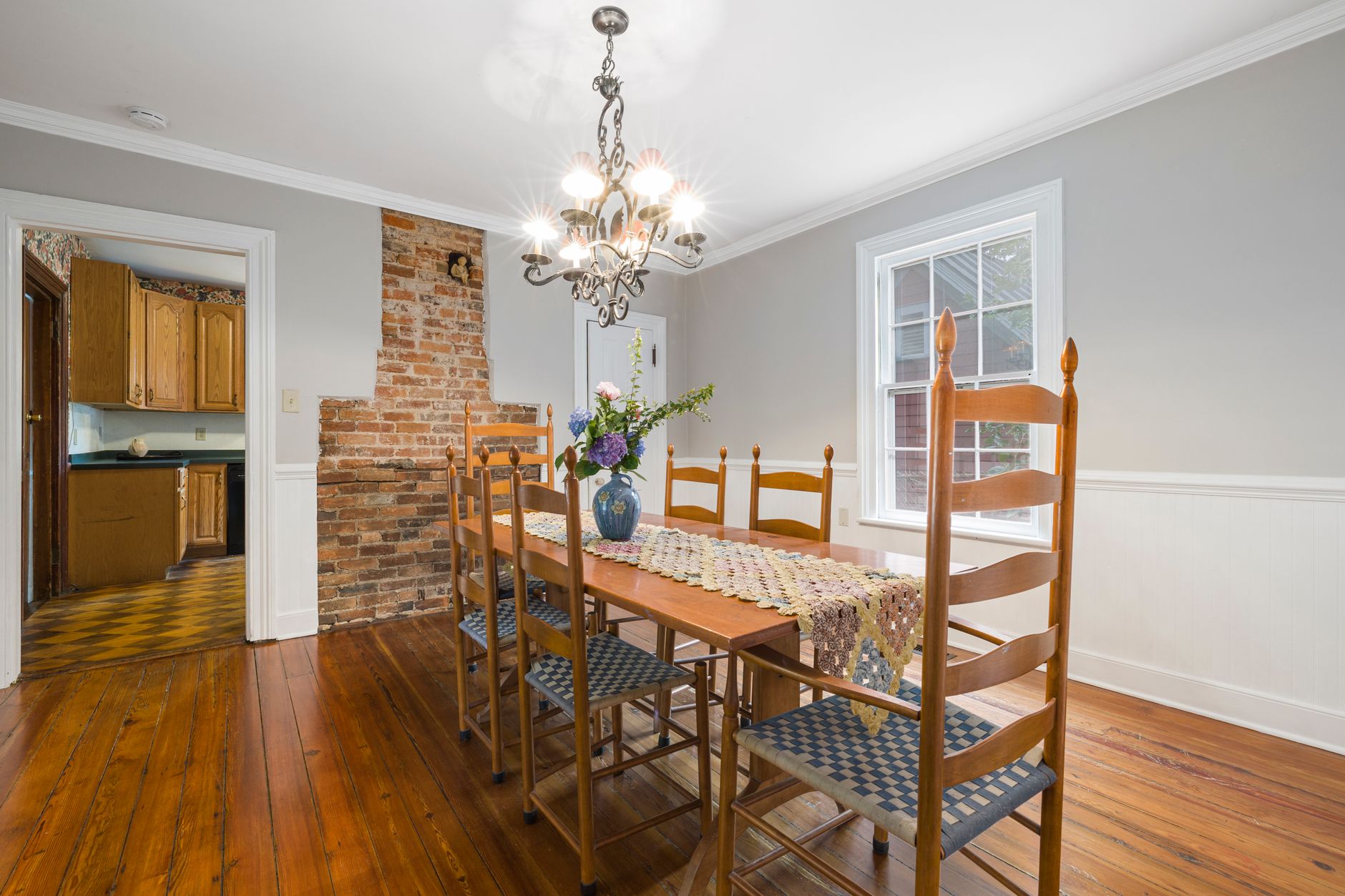 The Best Dining Room Chandeliers and Pendant Lights for Every Table