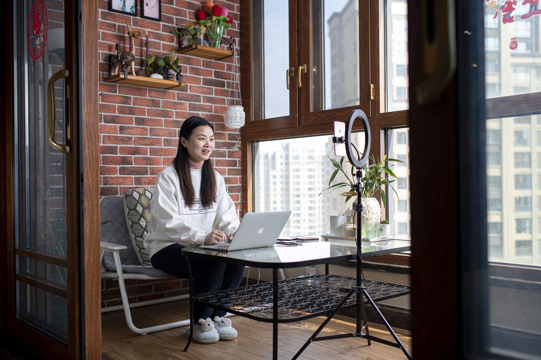 Best Lighting for Video Calls in Your Home Office (Simple Setups That Just Work)