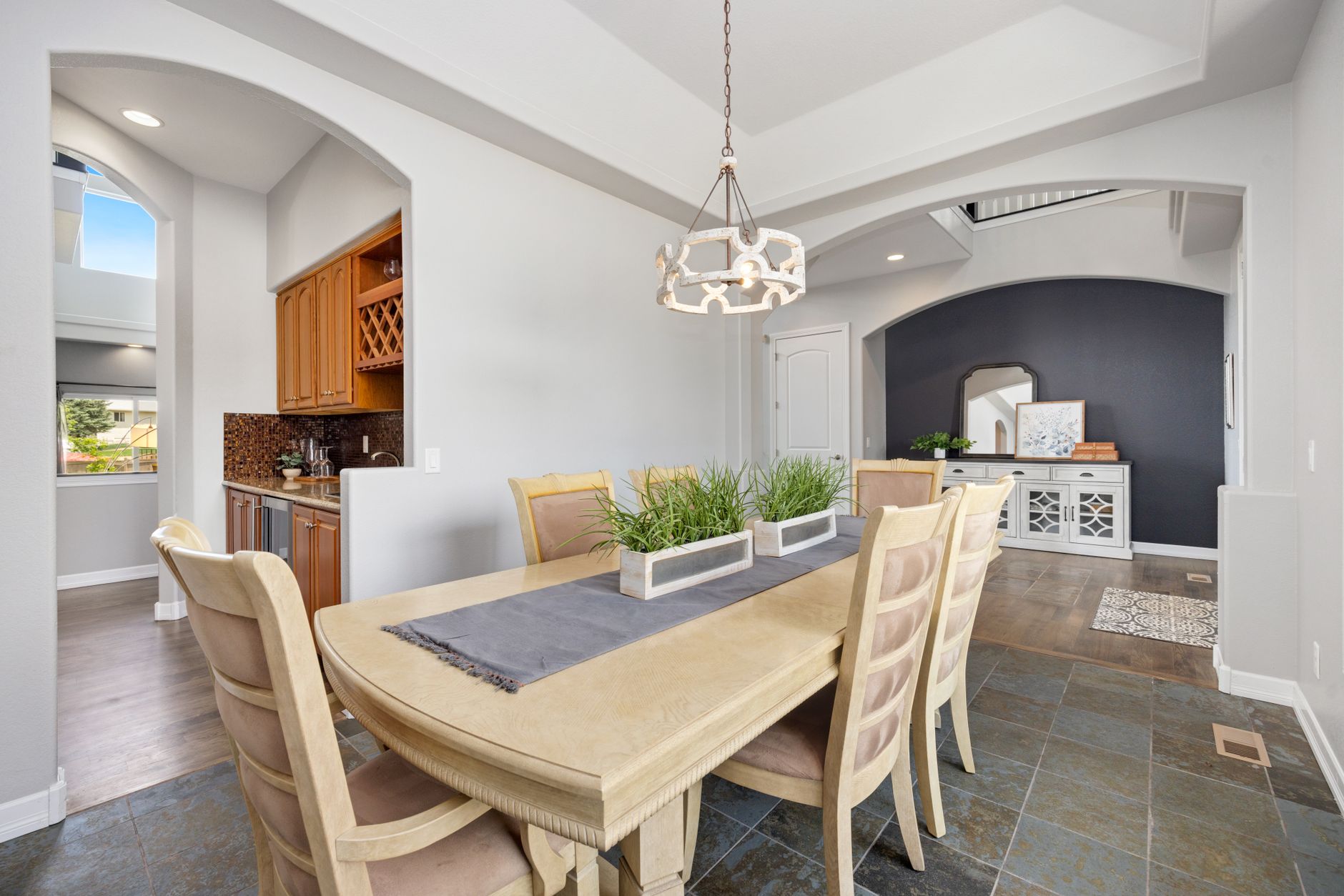 Top 7 Dining Room Decor Ideas for a Modern Makeover